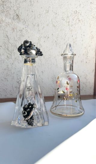 Coppia di ampolle vintage in cristallo decorato