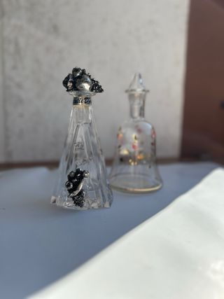 Coppia di ampolle vintage in cristallo decorato