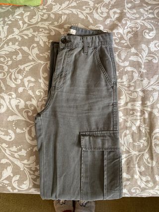 Pantalón cargo gris Stradivarius