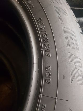 Neumático Bridgestone 215/60 R17 96V