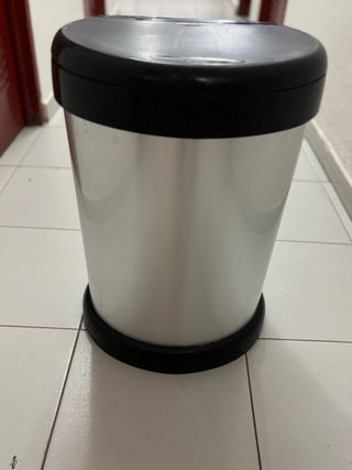 Cubo de basura negro