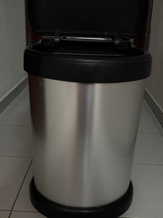 Cubo de basura negro