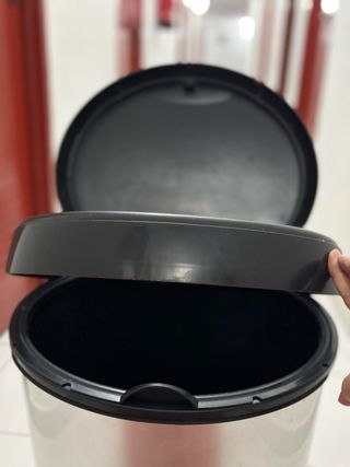 Cubo de basura negro