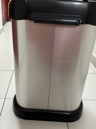 Cubo de basura negro