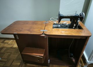 Máquina de coser Alfa antigua con pedal