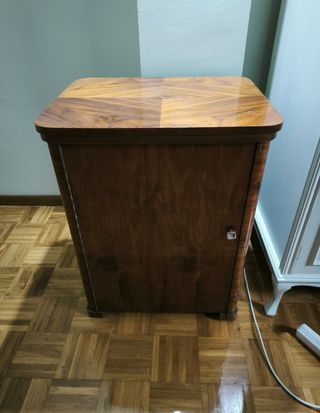 Máquina de coser Alfa antigua con pedal