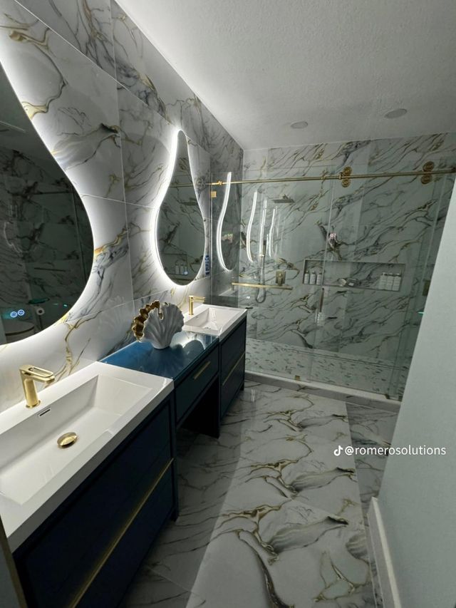 Baño moderno con inodoro y lavabo