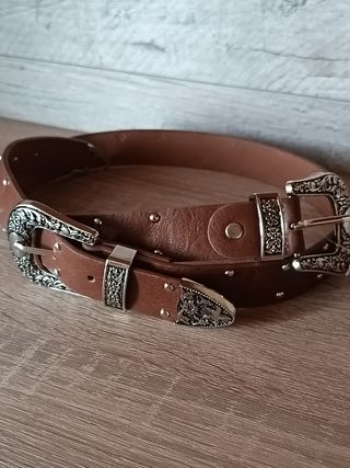 Cinturón de cuero con hebillas plateadas