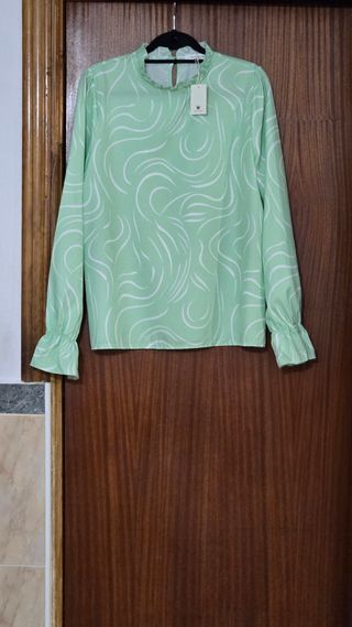 Blusa verde claro estampada de manga larga.