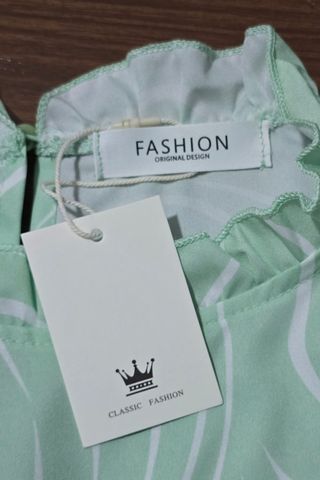 Blusa verde claro estampada de manga larga.