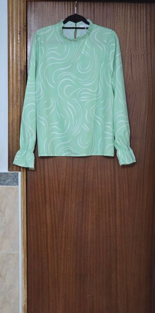 Blusa verde claro estampada de manga larga.