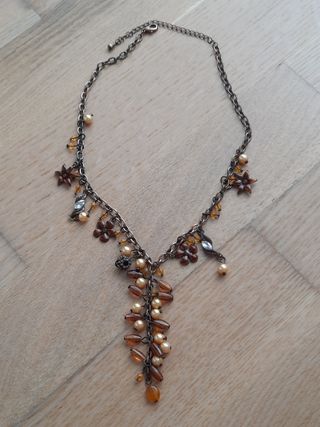 Collar con colgantes de flores y perlas