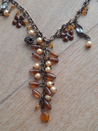 Collar con colgantes de flores y perlas