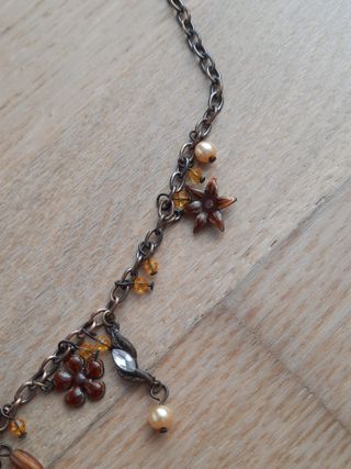 Collar con colgantes de flores y perlas
