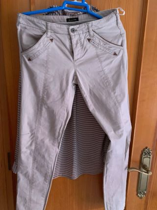 Blusa satinada y Pantalón Beige