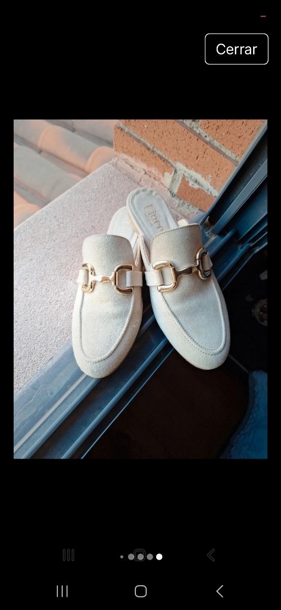 Mules Beige con Detalle Dorado