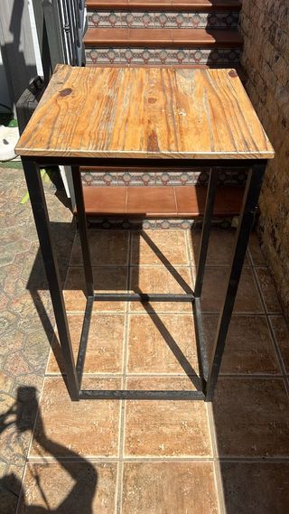 Mesa alta bar madera y metal y 
2 Taburete 