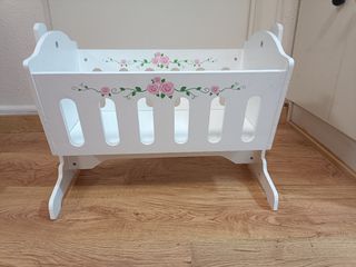 Cuna Mecedora Blanca con Flores Rosas