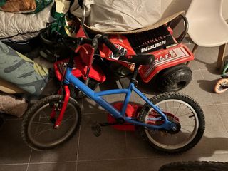 Bicicleta infantil azul y roja