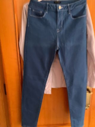 Vaqueros pitillo tiro alto y blusa rayas M.Dutti
