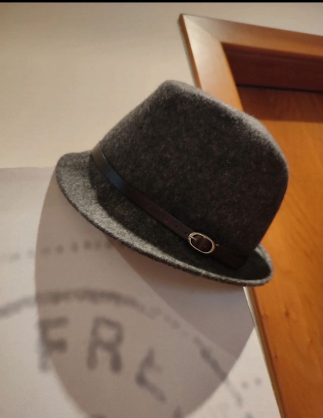 Sombrero gris de fieltro para mujer