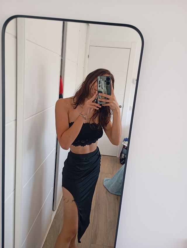 Falda larga negra con abertura y aro