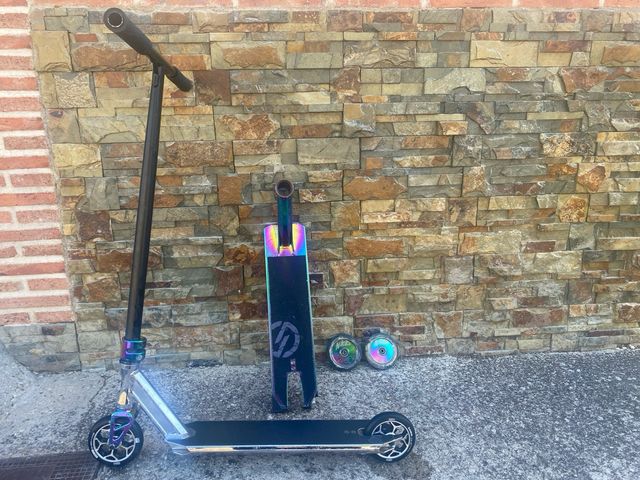 Monopattino freestyle con ruote iridescenti