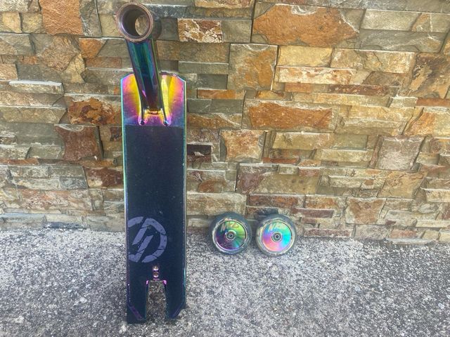 Monopattino freestyle con ruote iridescenti