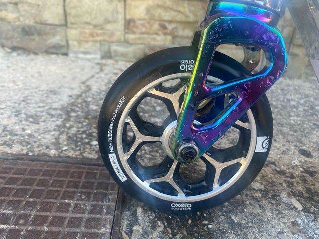 Monopattino freestyle con ruote iridescenti