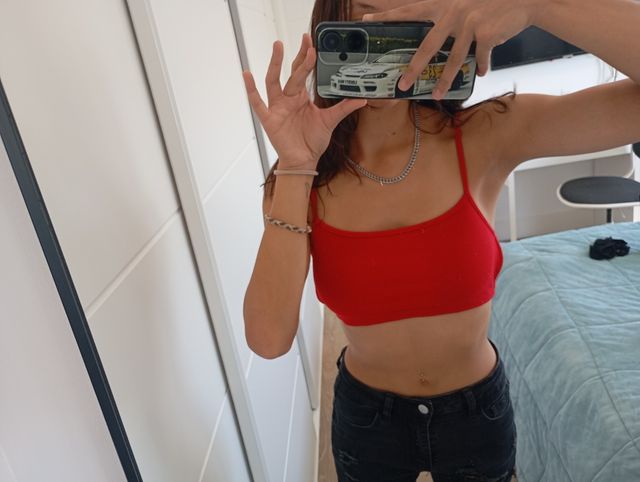 Top rojo ajustado