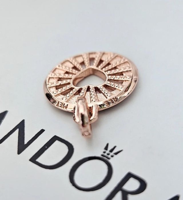 Pandora Charm Corazón Dorado y Negro