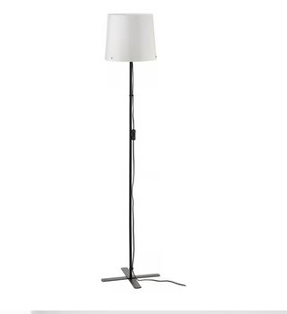 Lámpara de pie Ikea blanca con la base negra 
