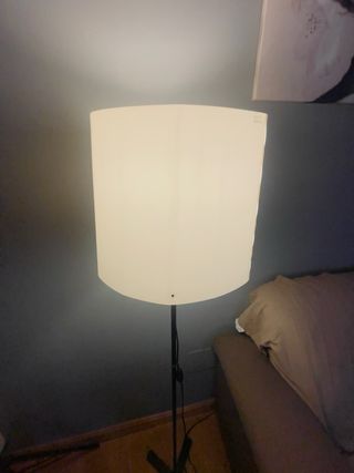 Lámpara de pie Ikea blanca con la base negra 