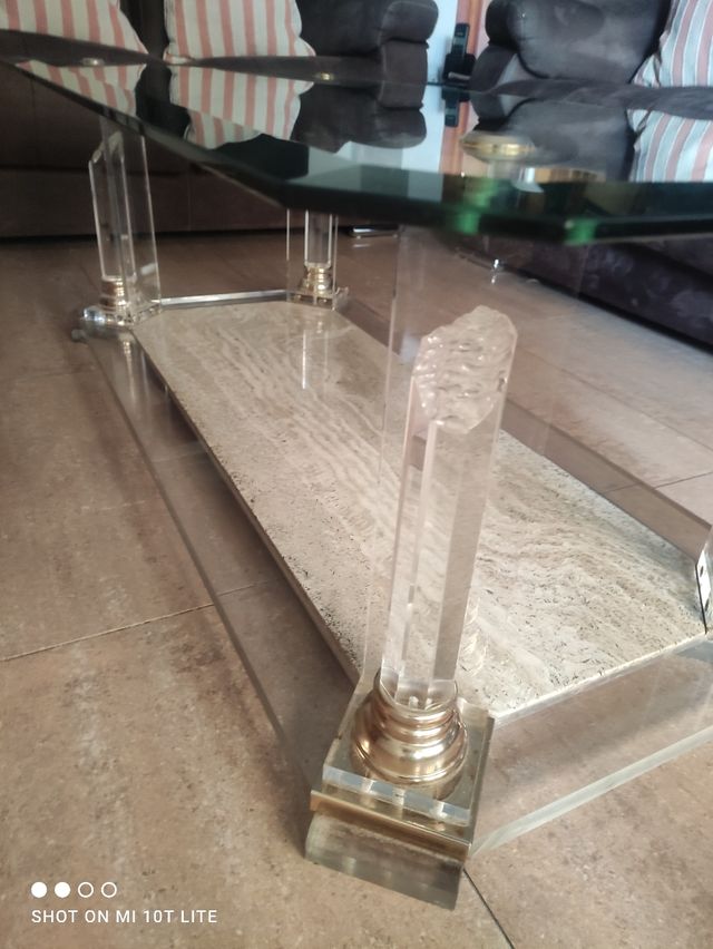 Mesas de centro de cristal y mármol de travertino.