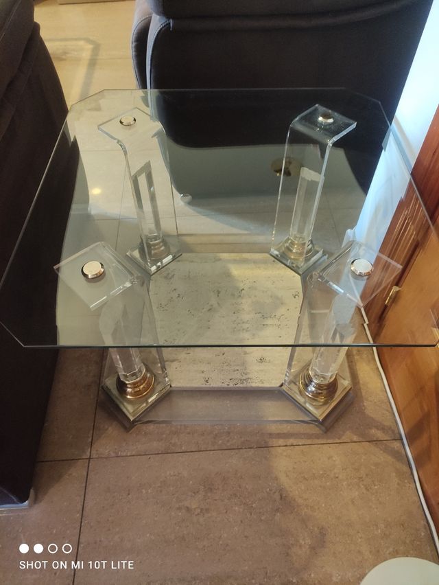 Mesas de centro de cristal y mármol de travertino.