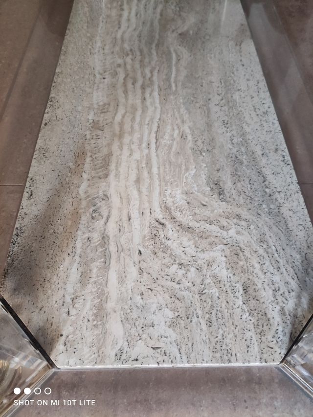 Mesas de centro de cristal y mármol de travertino.