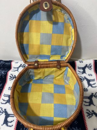 Cesta de mimbre con asa y detalles de cuero antigu