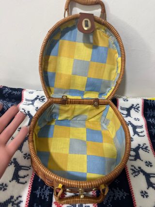 Cesta de mimbre con asa y detalles de cuero antigu