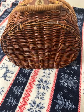 Cesta de mimbre con asa y detalles de cuero antigu