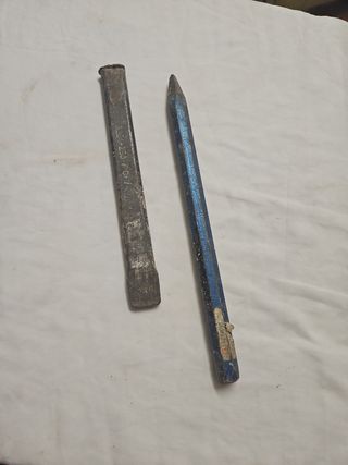 Cincel y puntero de metal