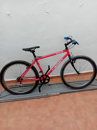 Bicicleta Roja, con pegatinas, no es una spezializ