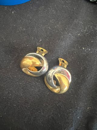 Pendientes dorados y plateados