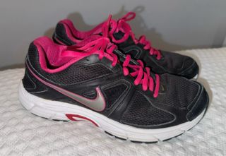 Zapatillas Nike Dart 9 Negras y Rosas