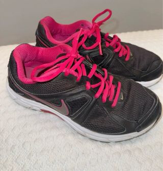 Zapatillas Nike Dart 9 Negras y Rosas