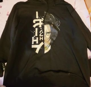 Sudadera negra con estampado anime