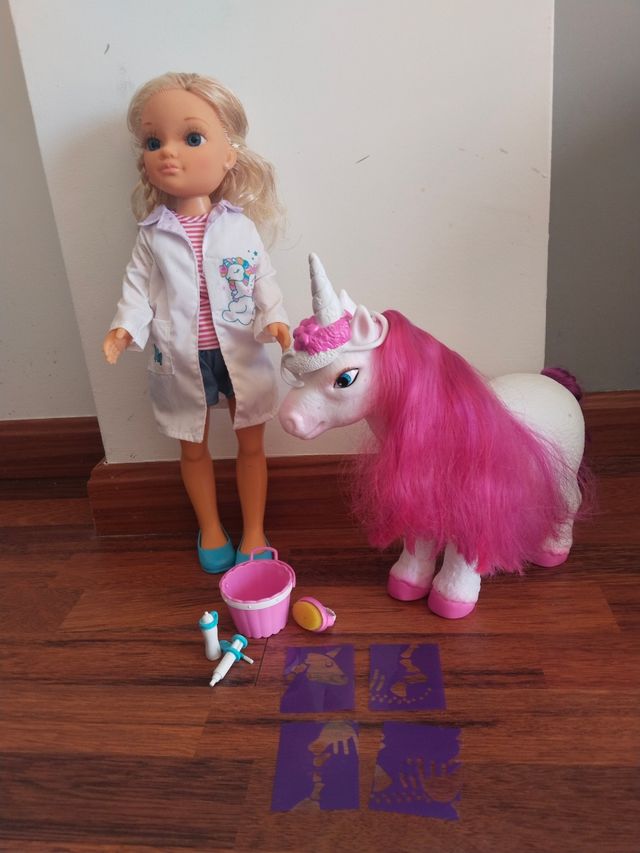 Nancy veterinaria de unicornio con accesorios