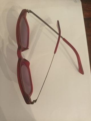 Occhiali da sole rossi e viola siting vintage