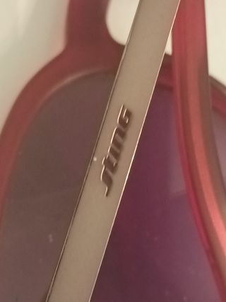 Occhiali da sole rossi e viola siting vintage