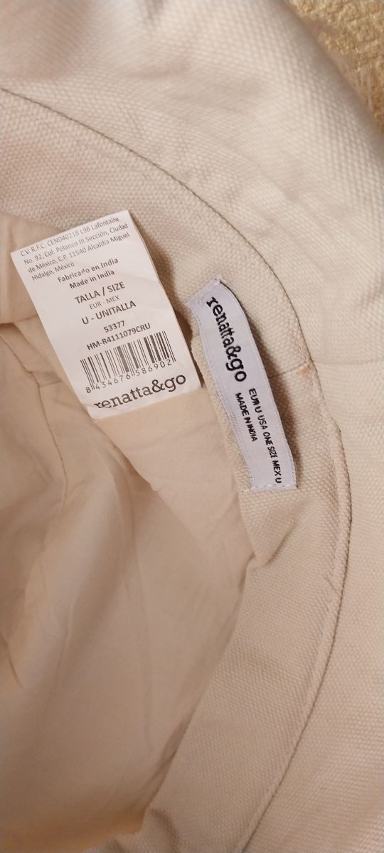 Sombrero beige con estrellas bordadas