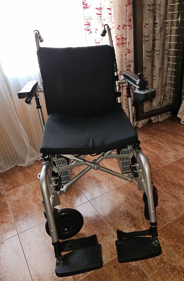 Silla de ruedas eléctrica plegable